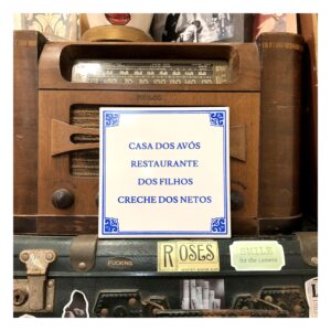 Azulejo "Casa Dos Avós, Restaurante Dos Filhos, Creche Dos Netos"