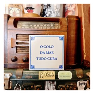 Azulejo "O Colo Da Mãe Tudo Cura"