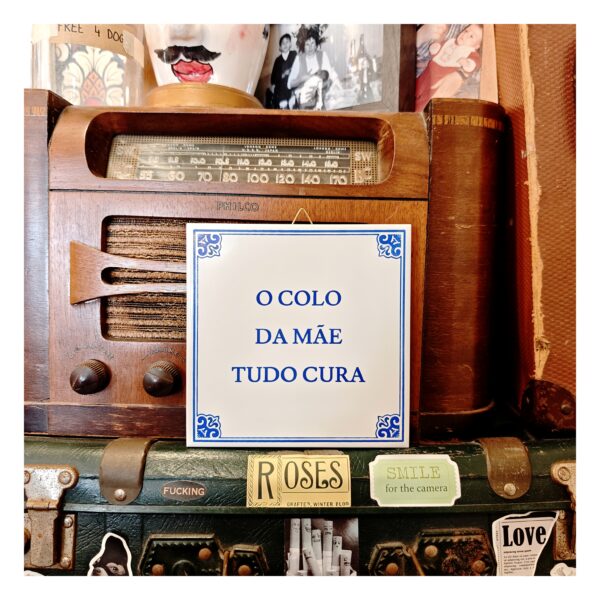 Azulejo "O Colo Da Mãe Tudo Cura"