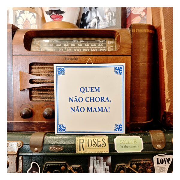 Azulejo "Quem não Chora Não Mama!"