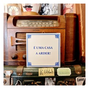 Azulejo "É Uma Casa A Arder"