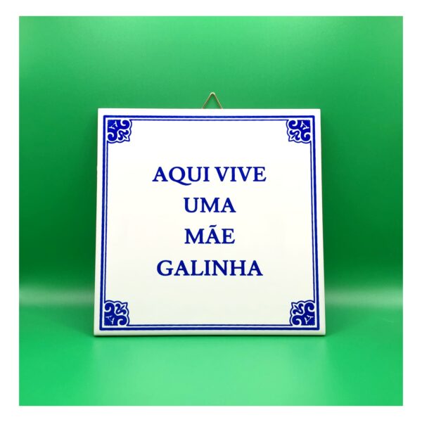 Azulejo "Aqui Vive Uma Mãe Galinha"
