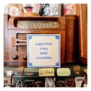 Azulejo "Aqui Vive Uma Mãe Galinha"